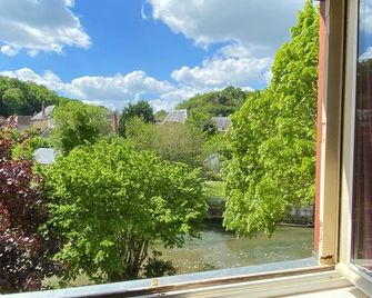 Waterfront Retreat: Spacious 6-Bedroom House with Parking, Modern Amenities, and Veranda for Relaxation - La Chartre-sur-le-Loir - Balcón