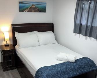 Cozy Suite Excellent Location Free Wi-Fi/Netflix - McAllen - Bedroom