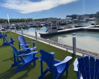 Luxury Family Friendly 2 Bedroom Condo at Friday Harbour - Barrie - Balcony