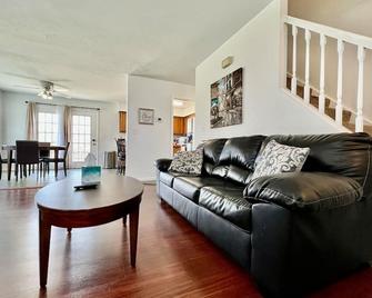 Worley's House - Liberty Township - Living room
