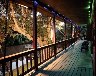 Riverfront, Hottub, Boatramp, Deck, Sleeps 24 - West Columbia - Balkon