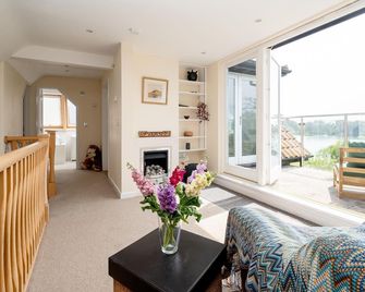 Claysmead - A large Lakeside House in Thorpeness - Aldeburgh Coastal Cottages - Thorpeness - Living room