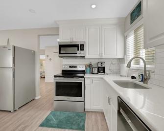 Gorgeous, updated, private stay minutes walk to beach, parks, and shopping - Venice - Kitchen