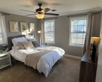 Sleeps 6-8; Across from Sand Mountain Park - Albertville