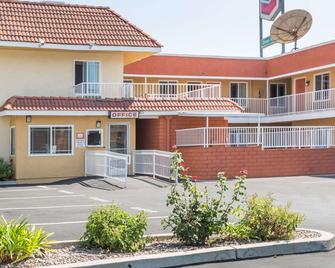 Super 8 by Wyndham Azusa - Azusa - Building
