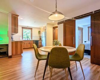 Newberg Wine Country Suites: Gris Room - Newberg - Dining room