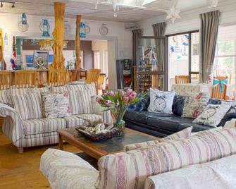 Oceans Hotel & Self Catering - Mossel Bay - Living room