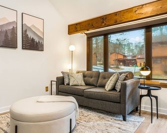 Enjoy a peaceful and relaxing stay at this cozy and charming cottage. - Fletcher - Living room