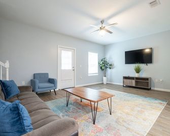 Private Basement Oasis near downtown ATL and airport - Palmetto - Living room