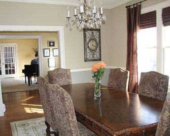 Hot Tub and Private Pool, 7 Bedroom, 4 Bathroom Home. Sleeps 16 comfortably. - Warrenton - Jídelna
