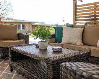 Friendly City Stay! Hot Tub, New Listing! - Harrisonburg - Patio