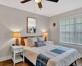 The Blue Nest is a lakefront property with dock and access to Lake Palestine. - Flint - Habitación