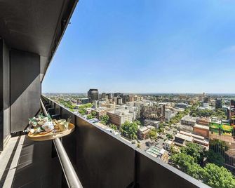 Chic 2BR Apt Near to Melbourne Central City Views - Melbourne - Balcón