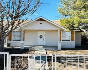 Clean, Cute, and Comfortable - Safford - Building