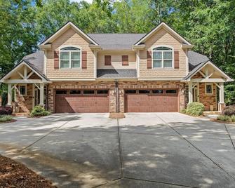Gorgeous 3 Bedroom Townhome Located On Estate Lot B - Peachtree City - Gebouw
