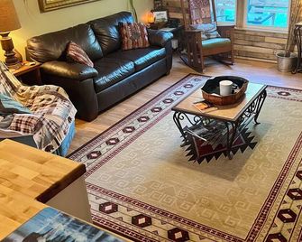 Old Florida Cowboy Cabin at Rain Frog Ranch! - Plant City - Wohnzimmer