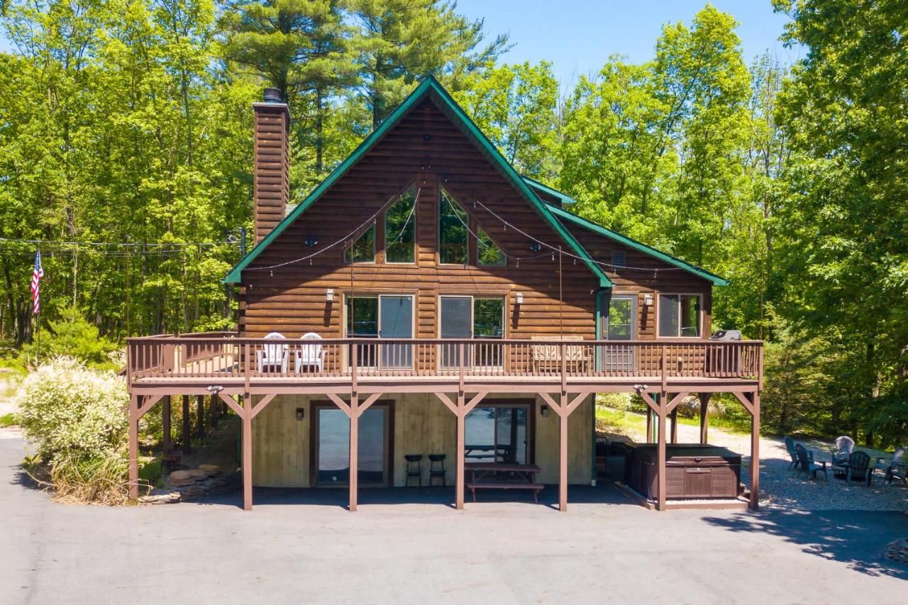 Massive Log Chalet with Hot Tub