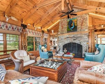 Stunning waterfront masterpiece, constructed custom oasis! - Belle Haven - Huiskamer