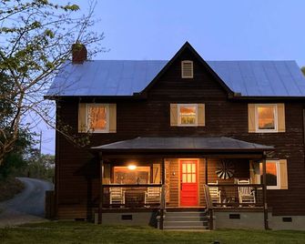 Charming 3br/3ba Farmhouse~family Friendly~quiet Country Setting~great Location! - Pigeon Forge - Gebäude