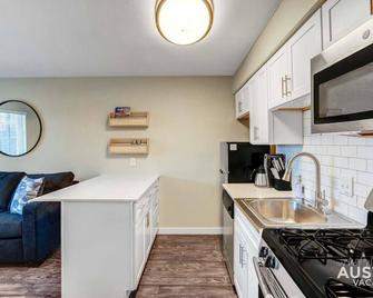 Get Comfy Memory Foam Beds and Tub in Central ATX - Austin