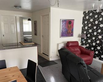 Brookside Mews. An affordable letting, clean and tidy two bed apartment. - Neath - Living room