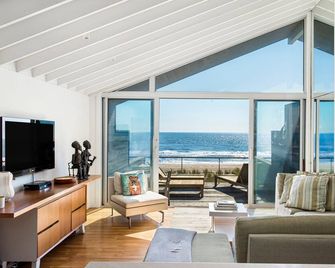 Mint Oceanfront Fire Island Pines 2 BR/2 bath Co-op - Sayville - Sala de estar