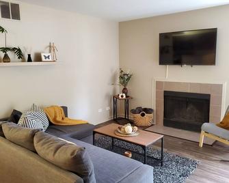 2 Br W/ Washer Dryer, Fireplace, Close To It All, Monthly Stays Welcome - Lombard - Living room