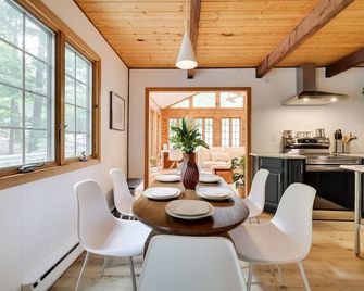 Charming, updated Cabin in The Hideout - Lake Ariel - Dining room