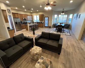 Perfect getaway house! Spacious and private. 4bd 3.5bath with heated pool! - Anthem - Sala de estar