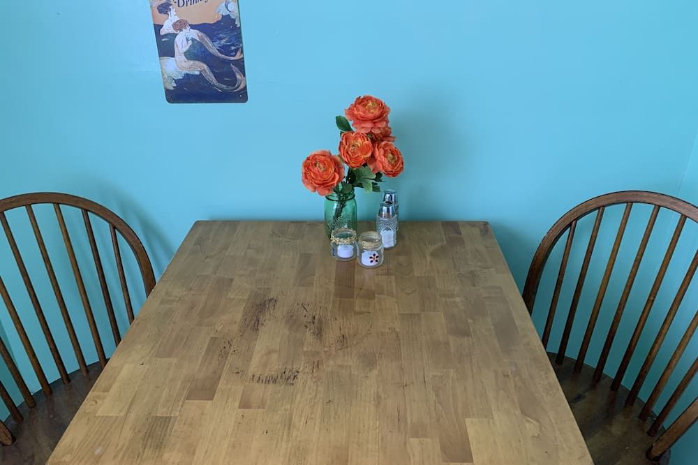 Beach Side Studio #4 - Pet Friendly, Wifi, Off-Street Parking, Large Smart Tv - נורפולק - חדר אוכל