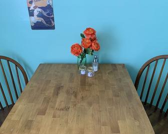 Beach Side Studio #4 - Pet Friendly, Wifi, Off-Street Parking, Large Smart Tv - נורפולק - חדר אוכל