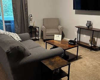 Private Hot Tub, Charming 1-bedroom apartment in delightful Vancouver with WiFi - Vancouver - Sala de estar