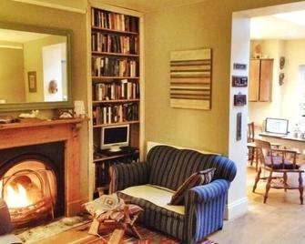 Gorgeous 2 Bedroom Country Cottage With Lovely Garden Views & Great Location - Gillingham - Living room