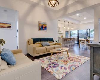 Urangan Family Friendly home with views, wifi, wine - Urangan - Wohnzimmer