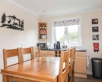 Lovely cosy cottage with stunning loch and mountain views in scenic countryside - Garve - Essbereich