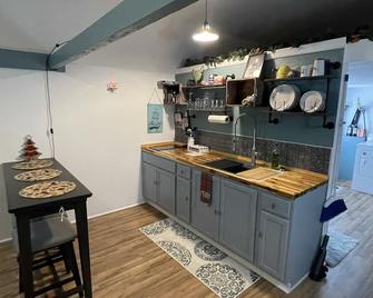 Starry Sky Nights & Country Living on 40 acres Tiny Home - Red Level - Cuina