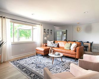 Gorgeous New Albany home w/ king suite, gym, private acre lot and fire pit! - New Albany - Living room