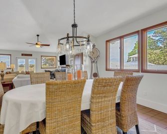 Deep water dock in Darien, GA, w/screened in porch, fishing, kayaks, & bikes - Darien - Comedor