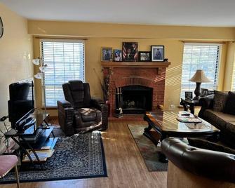 Spacious 4-bedroom townhome with fitness room, WiFi in awesome Hanover Park - Hanover Park