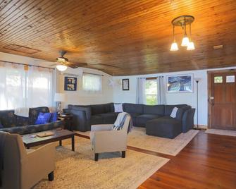 Charming 2-bedroom lake front cottage on serene Cobbosseeconte with kayaks, ac - Winthrop - Soggiorno