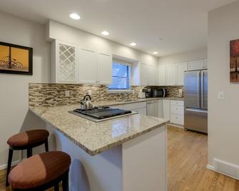 Fabulous Downtown Kitchen!! - Boulder - Kitchen