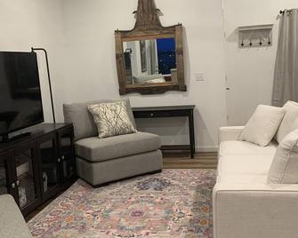 Wine Country Guest House - Kennewick - Living room
