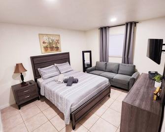 Amazing 5 Bedroom Pool Home - Minimum 28 days Stay Only Great Location! - Miramar - Bedroom