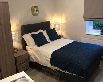 1 Helena Studio Apartment - Reading - Bedroom