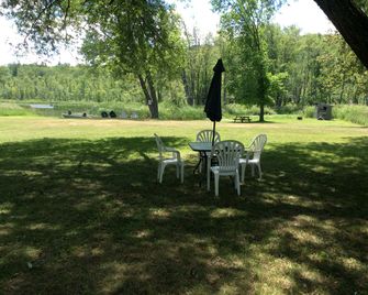 Charming Cabin Rental on Ferguson Lake near Renfrew, Ontario - Renfrew - Patio