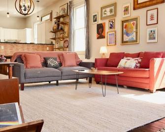 Spacious 2BR w/ huge yard near FQ/Bywater/Marigny - New Orleans - Living room