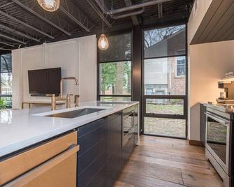 This serviced apartment is a 2 bedroom(s), 2 bathrooms, located in Lexington, KY. - Lexington - Kitchen