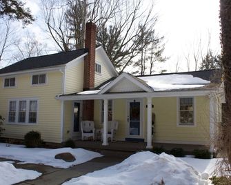 Clarksburg Cottage, your tranquil home in the perfect get-away location! - Eden - Building