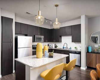 Stylish Resort Oasis: 5 Location, Pool, Gym, Pkg! - San Antonio - Cocina