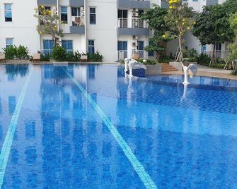 Cosmy Benson Apartment at Supermall Pakuwon - Surabaya - Pool
